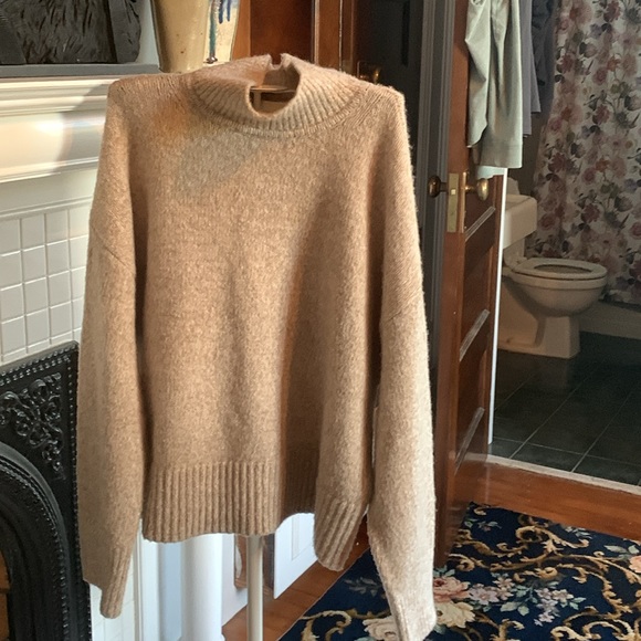 H&M oversized mic turtle wide‎ arm sweater. Worn 1x - Picture 1 of 4